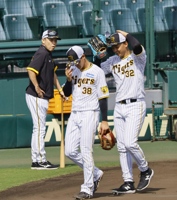 選手を見つめる阪神岡田監督（中央）（撮影・藤尾明華）