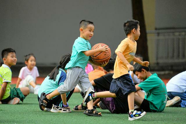 2024年7月、中国海南省三亜市の小学校で遊ぶ子どもたち=新華社