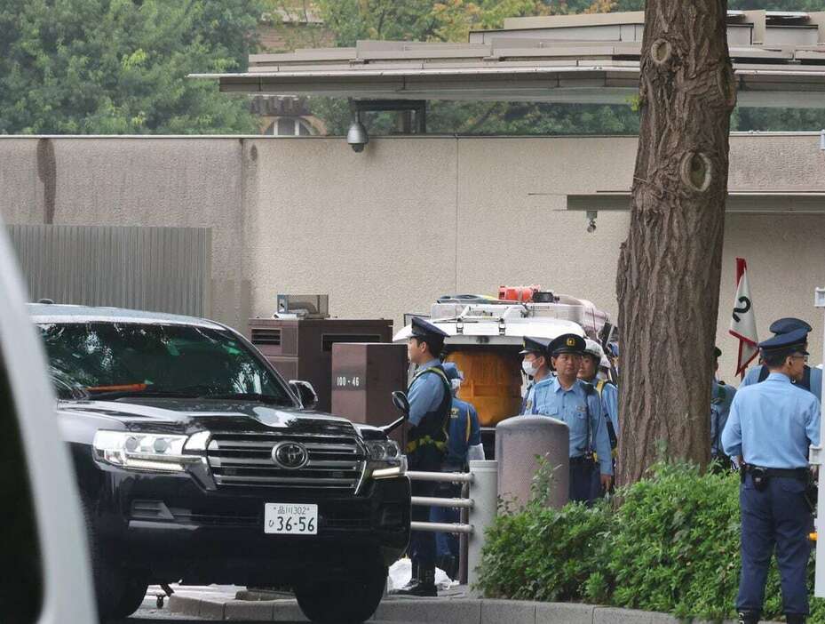 首相官邸に突入しようとしたとみられる車両（右奥）＝19日午前、東京都千代田区(岩崎叶汰撮影)