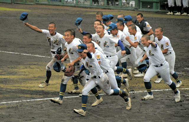 決勝進出を決め、喜ぶ聖光学院の選手たち=2024年10月18日午後0時5分、ヨークいわき、大宮慎次朗撮影