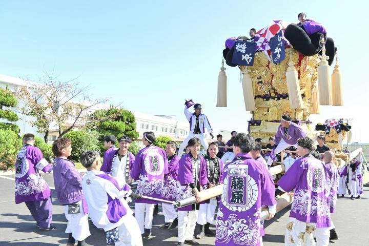 子どもが乗れる特製の桟敷を付け、地区全員で秋祭りを楽しむ藤原太鼓台