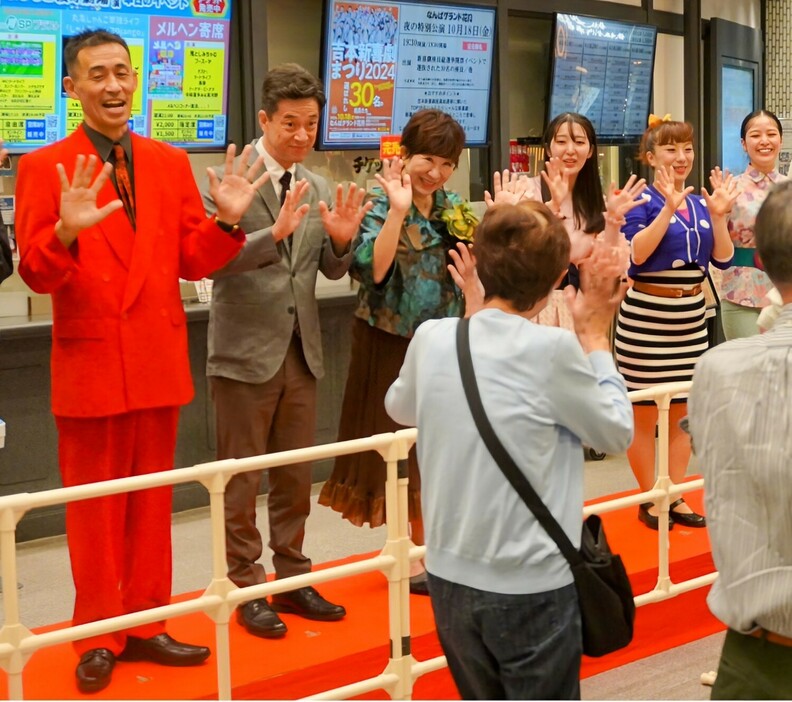 終演後来場者を見送る石田靖(左端)ら出演座員