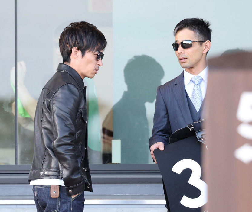 京都競馬場の検量前で会話を交わす川田騎手（左）と中内田師（撮影・白石智彦）