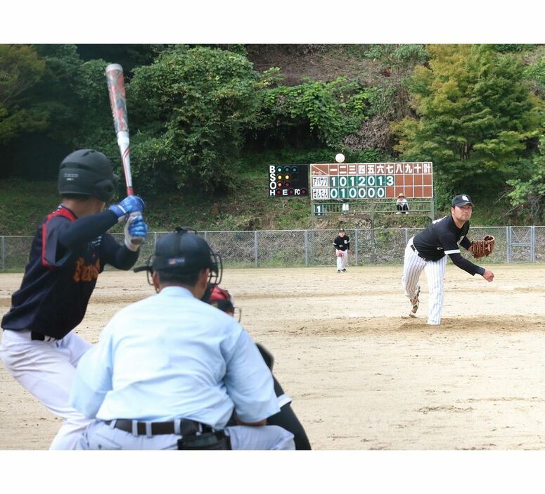 アバウツ―せんだん　熱戦を繰り広げる選手たち（６日、和歌山県みなべ町清川で）