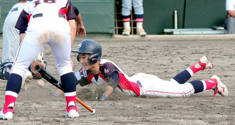 延長９回無死一塁、敵失などで一気に決勝ホームを狙う奥山