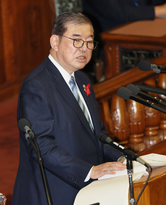 衆院本会議で所信表明演説をする石破茂首相＝４日午後、国会内