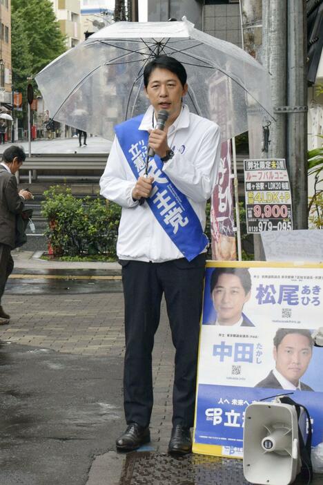 東京7区で選挙戦を制し、京王新線初台駅前で決意を述べる立憲民主党の松尾明弘氏＝28日午前、東京都渋谷区