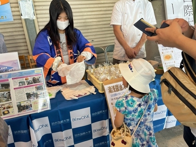 金山寺味噌フィナンシェを販売する羽衣国際大学の学生