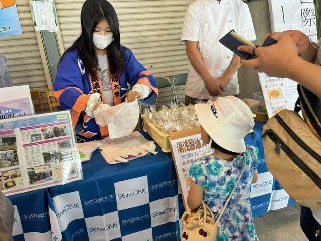 ゆず金山寺味噌まどれーぬを販売する羽衣国際大学の学生