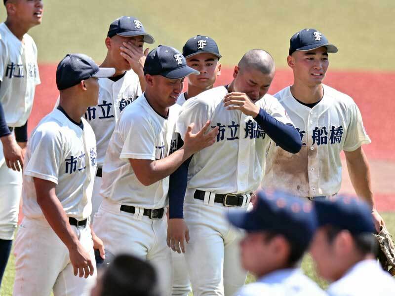 サヨナラ負けに涙を流す市船橋の工藤（右から2人目）