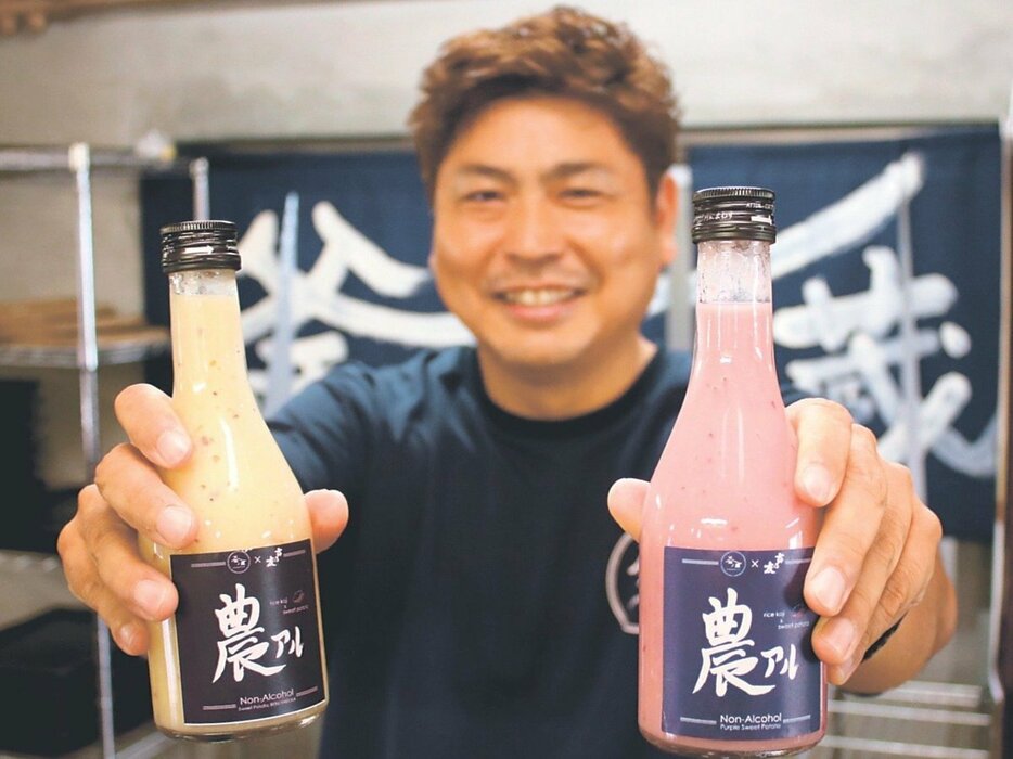 甘酒「農アル」をＰＲする村井さん。向かって右がムラサキイモ、左がべにはるかを使った甘酒