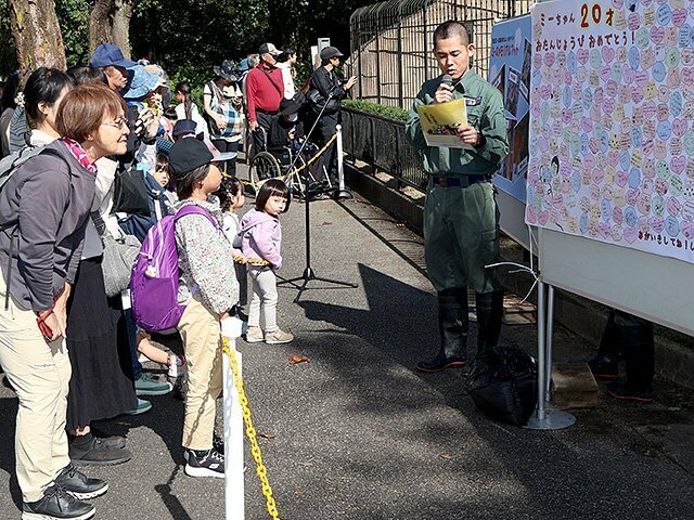 誕生日会でミーを祝う来園者