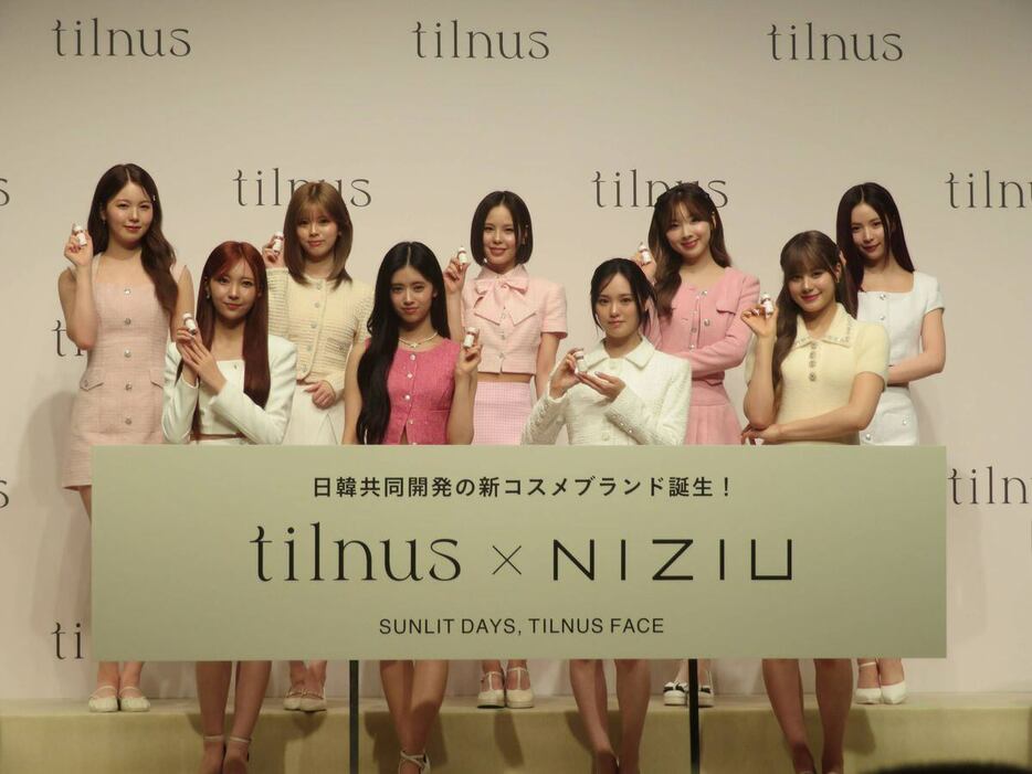 発表会に出演したNiziUの前列左からMAYUKA、RIMA、RIO、NINA、後列左からAYAKA、RIKU、MAKO、MIIHI、MAYA