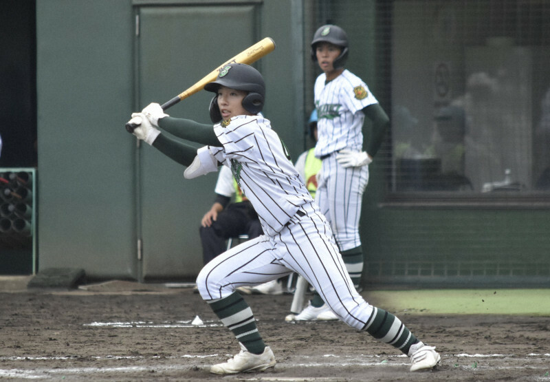 【つくば秀英－拓大紅陵】四回につくば秀英・吉田侑真選手が勝ち越しの適時二塁打を放つ＝横浜市のサーティーフォー保土ケ谷球場で2024年10月26日、高橋広之撮影