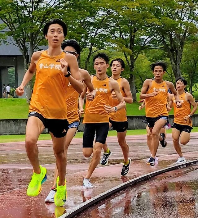 全日本大学駅伝でデビューが期待される青学大ルーキーの折田壮太（左から３人目）、安島莉玖（右端）。４年生の白石光星（左端）も準備万全だ