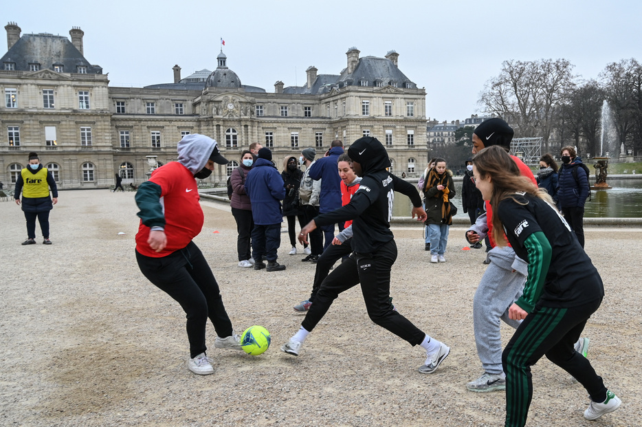 仏スポーツ界におけるヒジャブ着用禁止の方針に抗議し、上院に面したリュクサンブール公園でサッカーをプレーする女性（2022年1月26日撮影、資料写真）。【翻訳編集】 AFPBB News