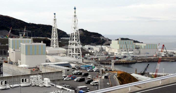 島根原発。奥左に再稼動を目指す2号機、その手前に廃炉が進む1号機、右側に建設中の3号機が並ぶ