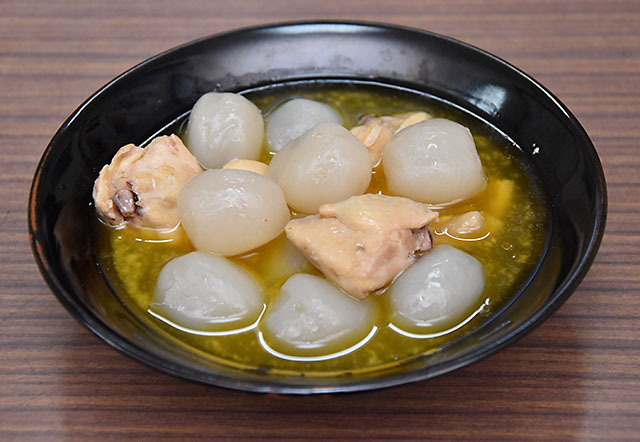 玉こんにゃくをラーメンスープで味付けした「金の鶏玉こんにゃく」