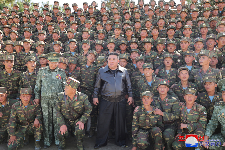 朝鮮人民軍の特殊作戦部隊基地で行われた訓練を視察する北朝鮮の金正恩（キム・ジョンウン）朝鮮労働党総書記。撮影場所非公開。朝鮮中央通信公開（2024年10月2日撮影、10月4日公開）。【翻訳編集】 AFPBB News