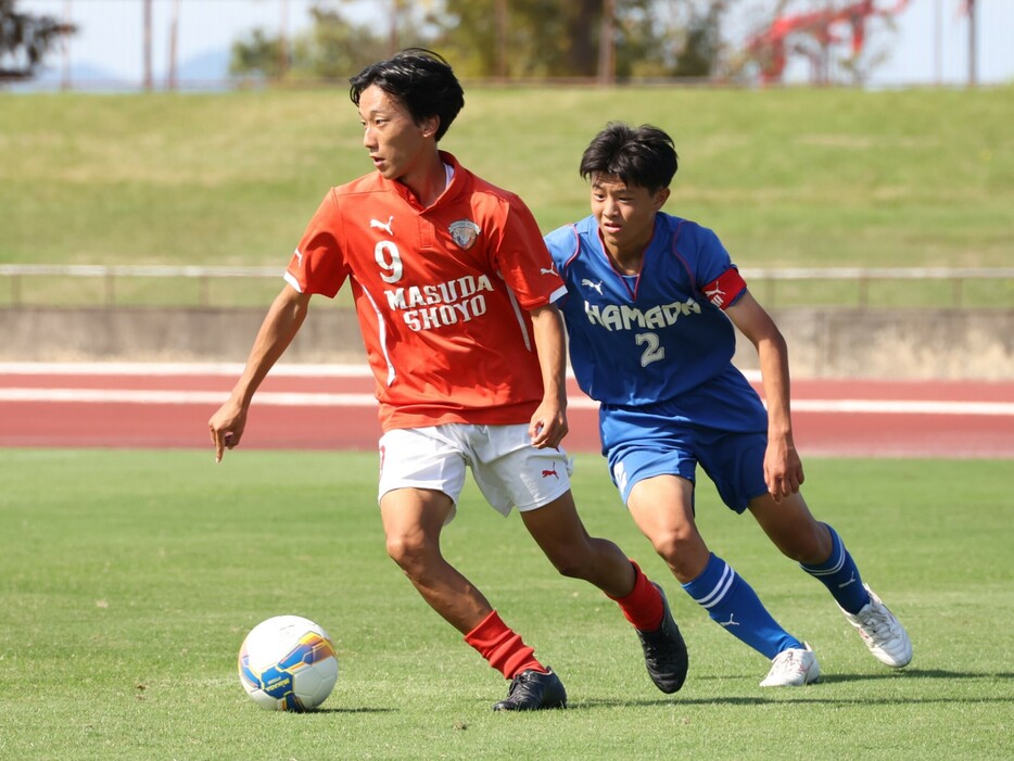 益田翔陽高(赤)は浜田高に打ち勝った(Toshihide ISHIKURA)