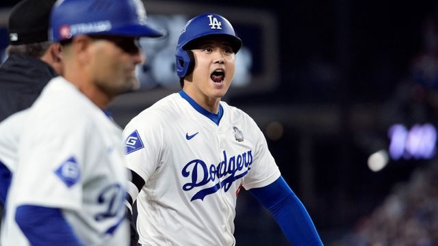 ベンチを鼓舞するドジャース・大谷翔平選手（写真：AP/アフロ）