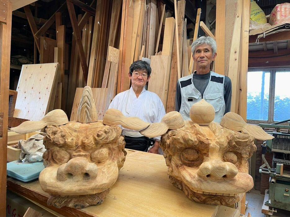 軽量化した獅子を制作した森さん（左）と岩沢さん（右）