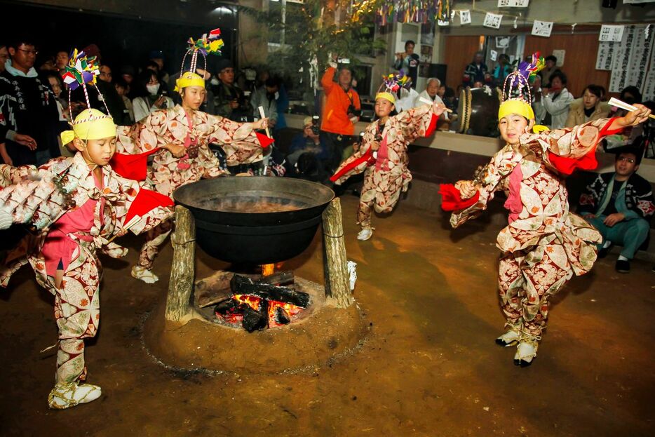 奥三河の花祭（11～1月）で、湯釜に神を降ろす稚児の舞