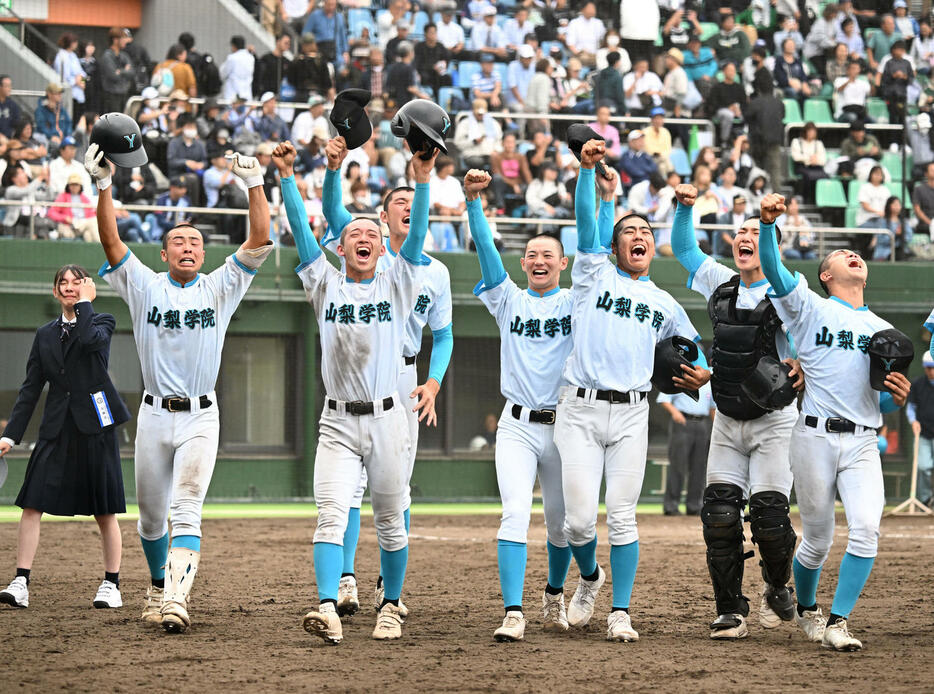 高校野球関東大会　山梨学院対東海大相模　タイブレークの10回裏山梨学院無死満塁、サヨナラ勝ちを決スタンドの応援席に向かって拳を上げ喜ぶ山梨学院ナイン（撮影・千葉一成）