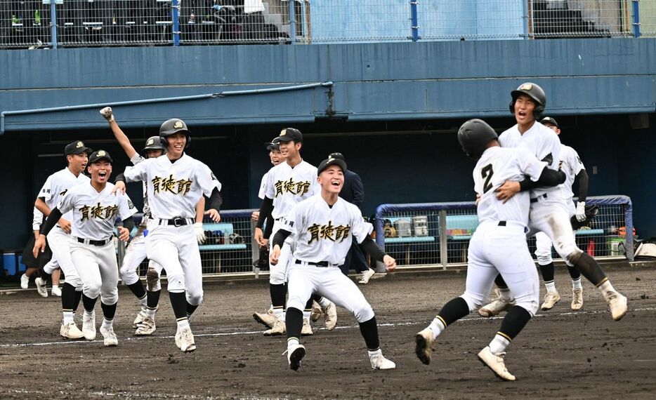 サヨナラで日南学園を破り喜ぶ育徳館の選手たち