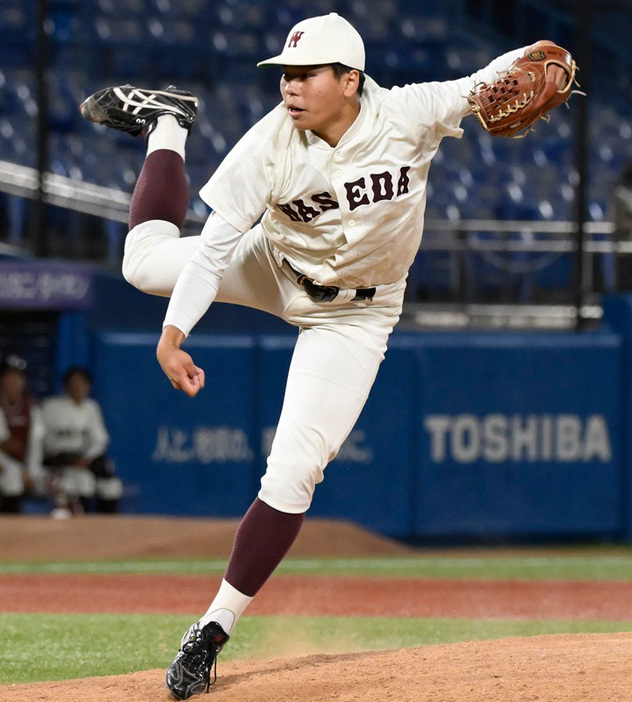 早大・安田は11回裏から救援して2イニング、打者6人をパーフェクトに抑えた[写真=矢野寿明]