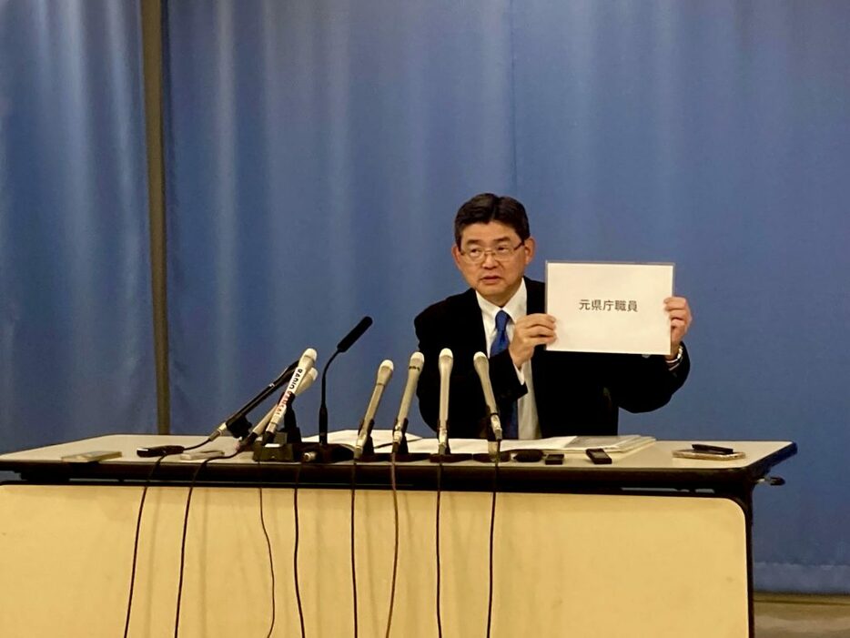 兵庫県知事選への出馬を表明する中村稔氏〈2024年10月9日 神戸市中央区・兵庫県庁〉