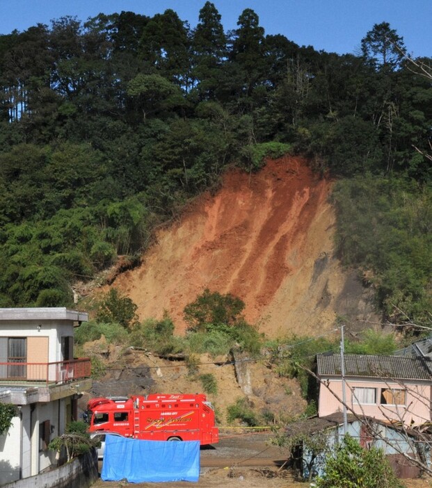 大雨による土砂崩れで民家が押しつぶされるなどした現場＝宮崎県延岡市浦城町で2024年10月23日午前9時18分、重春次男撮影