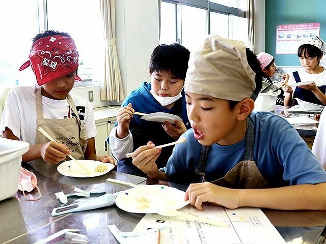 地元産の米を食べ比べる神明小児童