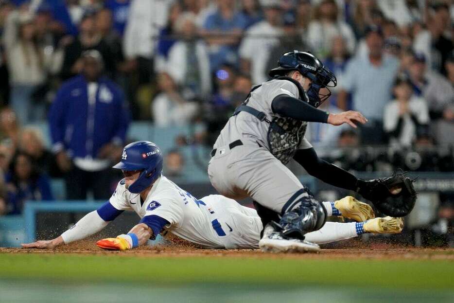 ドジャースが五回に先制。スミスの右犠飛で三塁打のE・ヘルナンデスが生還した（AP）