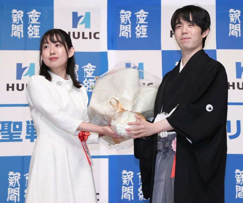 花束を受け取り、記念撮影する脇田菜々子女流初段（左）と藤井聡太棋聖＝28日午後、東京都港区（相川直輝撮影）