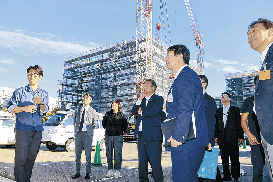 パッシブタウン第５期街区を視察する協議会メンバー＝黒部市三日市