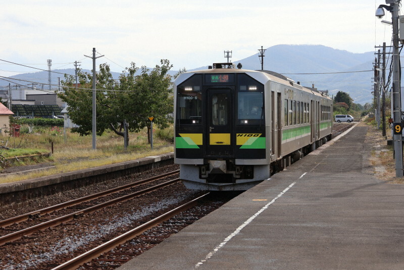 小樽方面に向かうJR函館線の列車＝北海道余市町のJR余市駅で2024年10月15日午後0時35分、金将来撮影