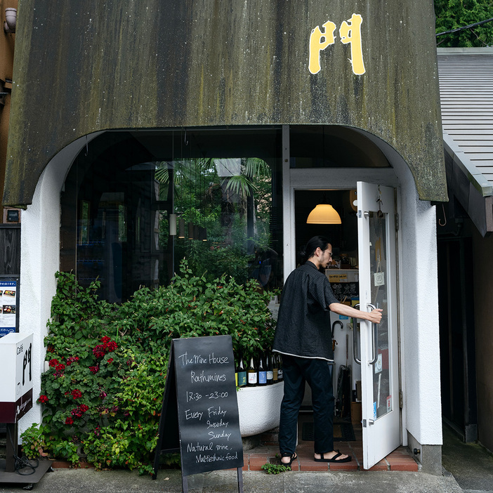 地元の建築家、榛沢敏郎さんの手による北鎌倉駅前の喫茶店が舞台。