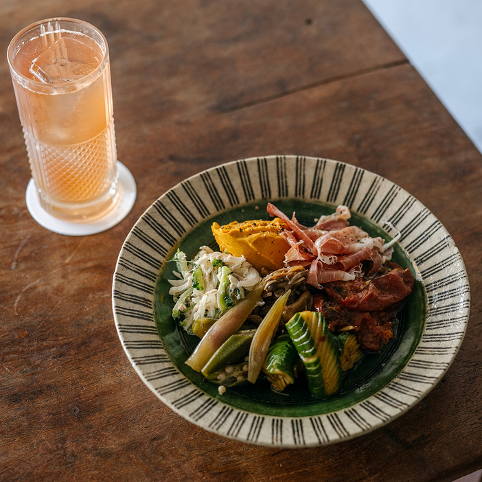 鹿児島産プラムのソーダ割り（800円）、前菜の盛り合わせ（1,500円）