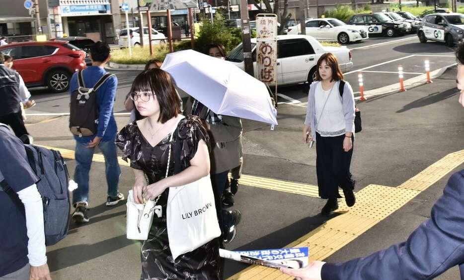 埼玉県内の駅前でビラを配る衆院選の候補者（昌林龍一撮影）