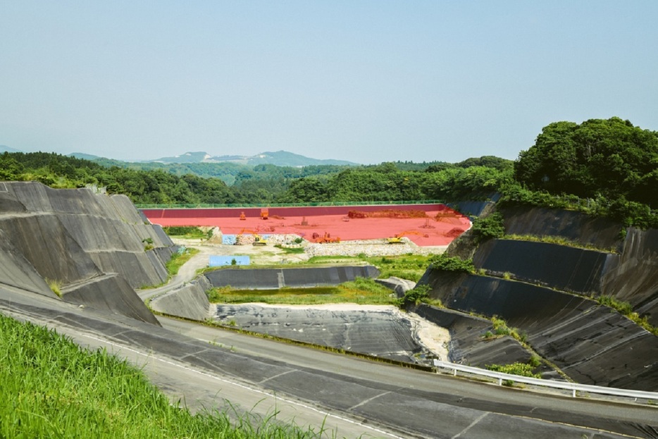 5年前に取材した際の埋立処分場（2019年7月時点）。現在の写真と比べると赤色で囲んだ部分が、5年間のごみで埋め立てられていることがわかる