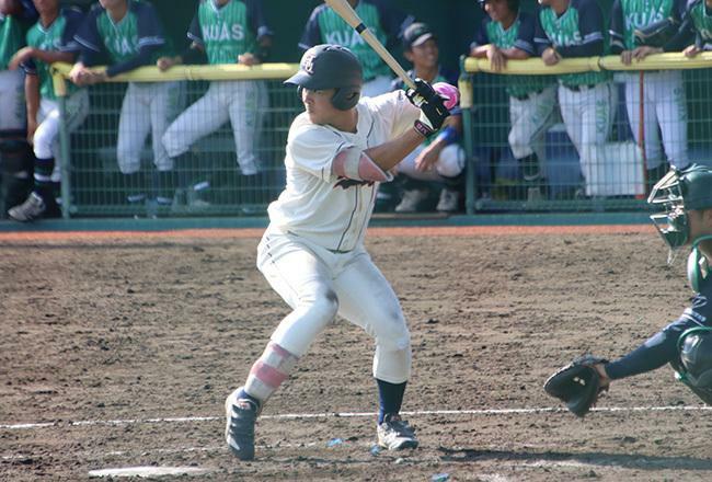 首位打者争いのトップに立つ花園大の平中 清太郎