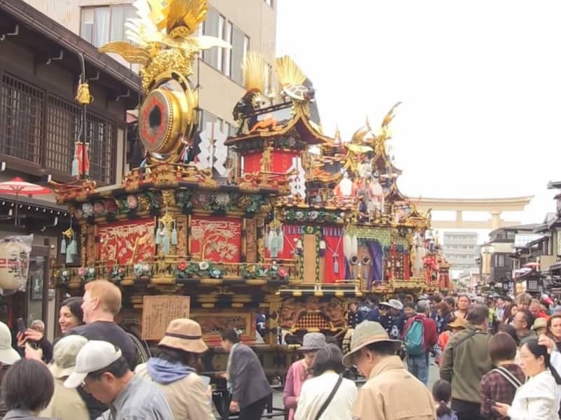 きらびやかな祭屋台の周囲に集まる見物客＝１０日、高山市