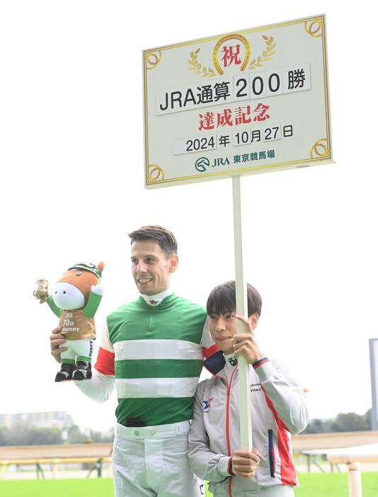 　ＪＲＡ通算２００勝を達成したクリスチャン・デムーロ（左）（撮影・園田高夫）