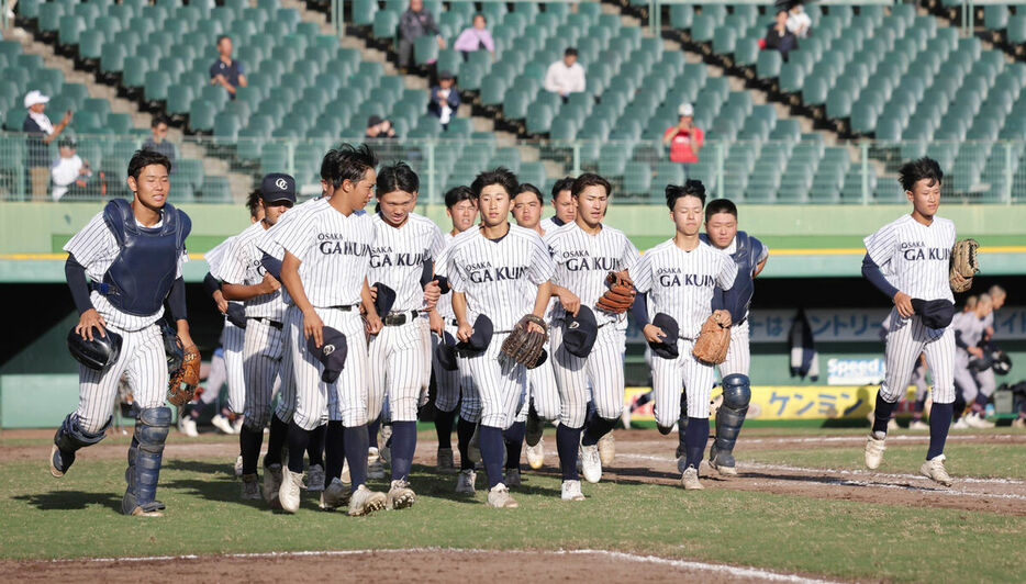 北稜に勝利して、駆け出す大院大高ナイン（カメラ・義村　治子）　