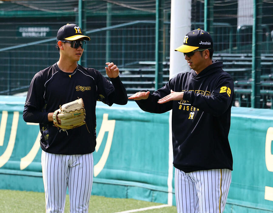 阪神藤川監督（右）はキャッチボールする及川を指導（撮影・藤尾明華）