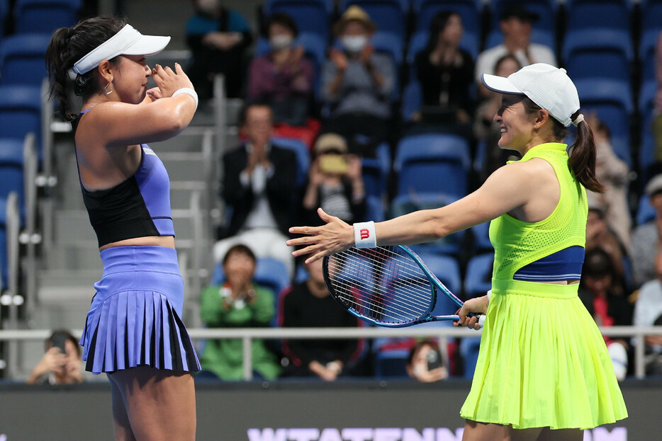 女子テニスの東レ・パンパシフィック・オープン最終日。ダブルスで優勝し喜ぶ青山修子（右）、穂積絵莉組＝２７日、東京・有明テニスの森公園