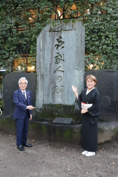 浅草寺の境内にある「喜劇人の碑」を大村崑元会長（左）と参拝した山田邦子新会長