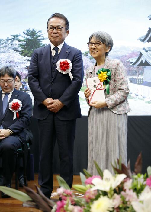 「在伯青森県人会」の創立70周年を祝う記念式典に出席した東奥日報社の釆田正之社長（左）と、県人会の渋川名和マリア幸子会長＝20日、ブラジル・サンパウロ（共同）