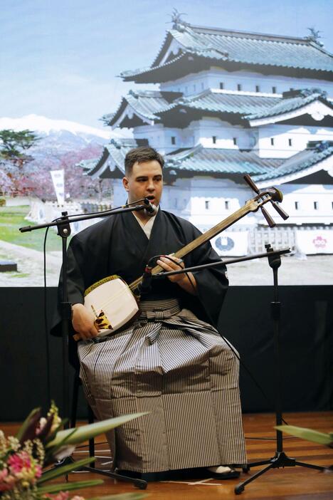 「在伯青森県人会」の創立70周年を祝う記念式典で、津軽三味線を演奏するマテウス・ビテンクウ・オリベイラさん＝20日、ブラジル・サンパウロ（共同）